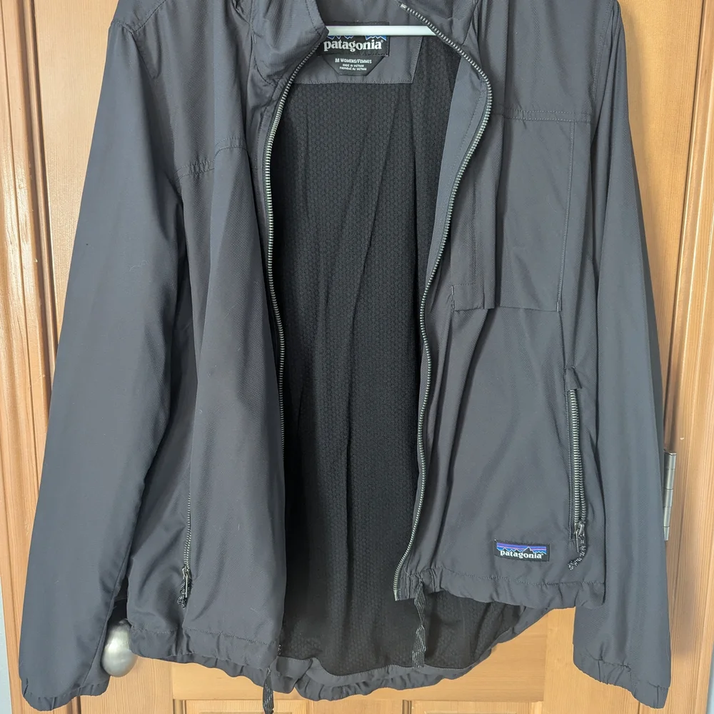 Patagonia Black Hooded Jacket - Picture 7 of 8